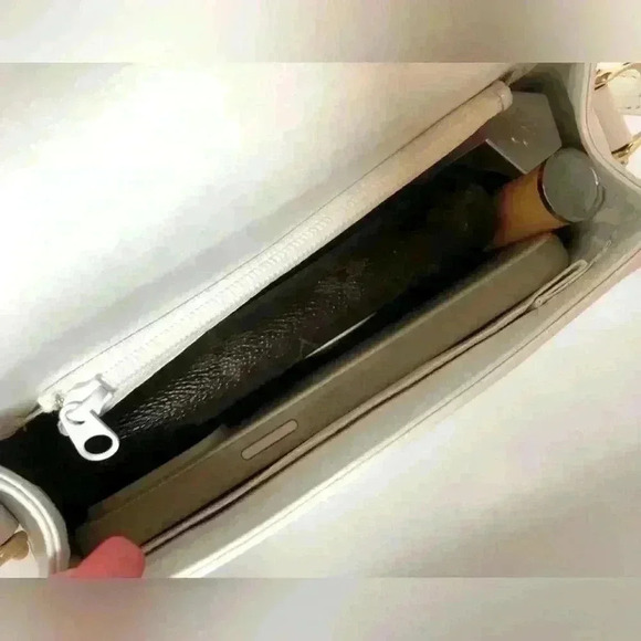 Authentic GIVENCHY vintage Shoulder bag flap gold hardware - Picture 13 of 15